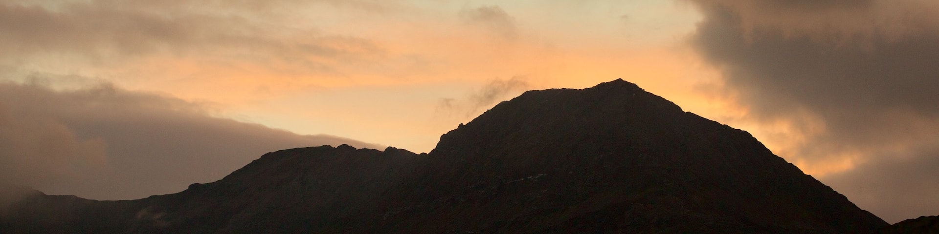 Mount Snowdon das einen Sonnenuntergang und Berge