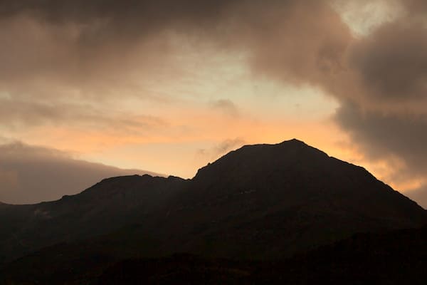 Mount Snowdon das einen Sonnenuntergang und Berge