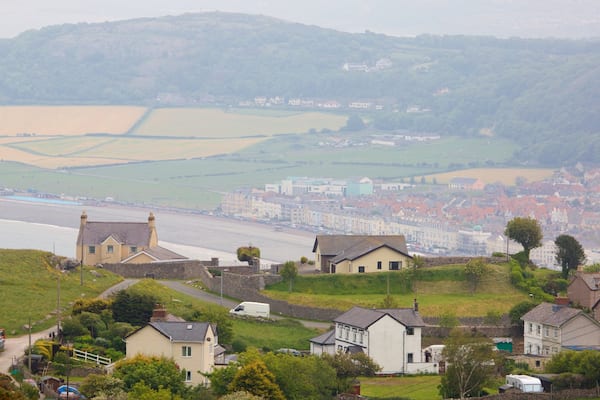 Great Orme mettant en vedette petite ville ou village et ferme