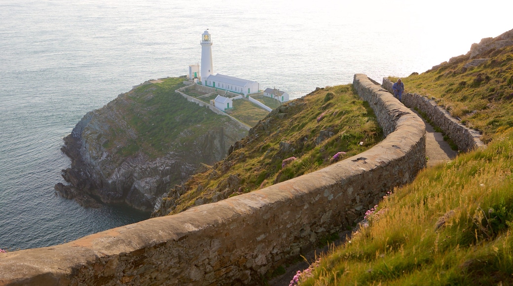 Phare de South Stack qui includes vues littorales, côte rocheuse et randonnée ou marche à pied