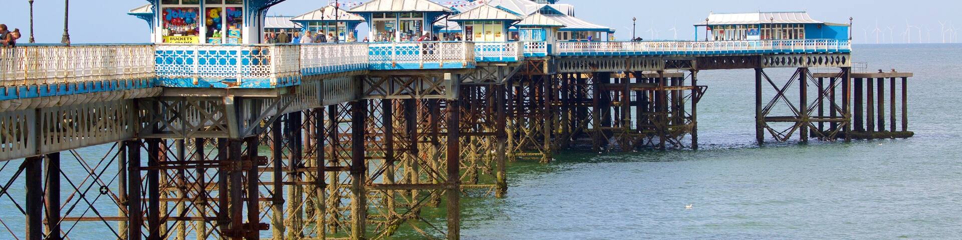 Llandudno Pier que incluye vistas generales de la costa