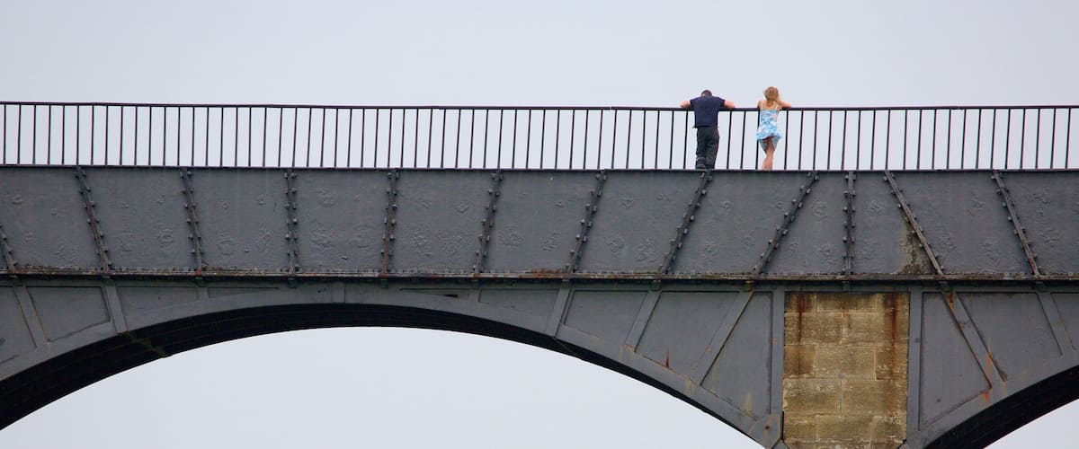 Acueducto de Pontcysyllte ofreciendo un puente y también una pareja