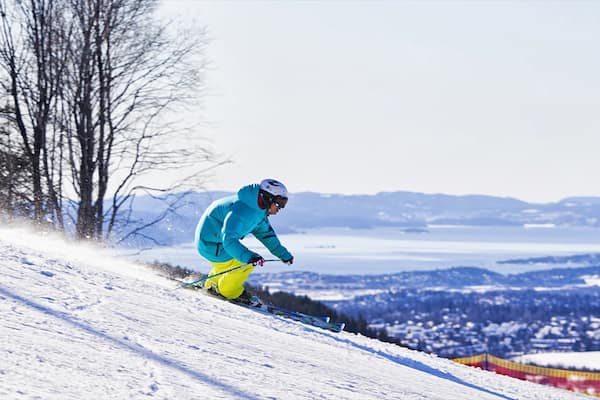 Oslo Winter Park mit einem Skifahren und Schnee sowie einzelner Mann