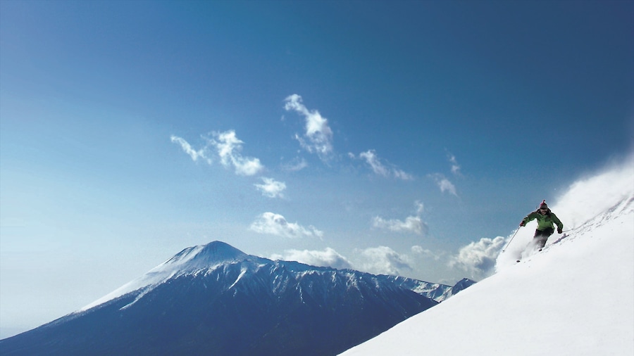 Stazione sciistica di Appi Kogen che include sci, neve e montagna