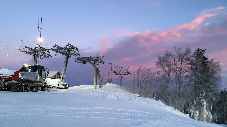 Kungsbergets skidanläggning som inkluderar snö