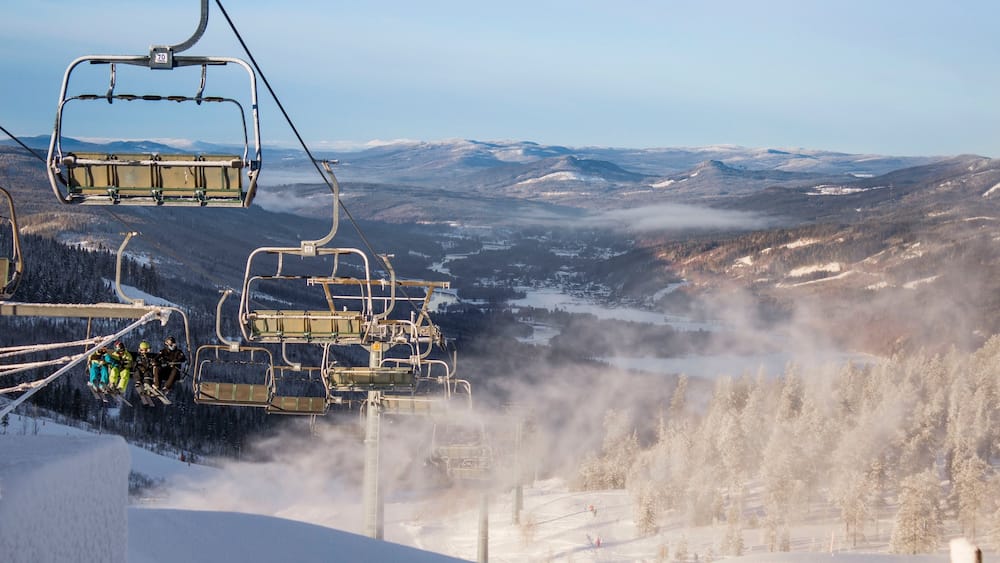 Branas Ski Resort mettant en vedette neige, brume ou brouillard et gondole