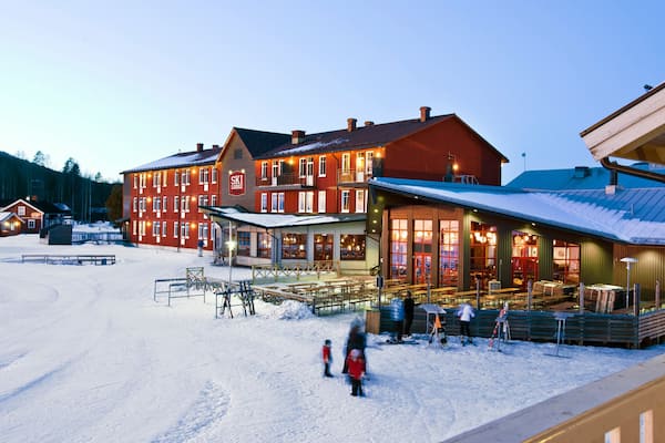 Branas Ski Resort qui includes petite ville ou village, scĂšnes de rue et neige