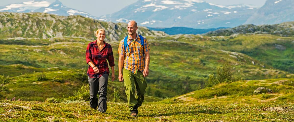 Complejo de esquí Bjorkliden Fjallby ofreciendo senderismo o caminata y escenas tranquilas y también un pequeño grupo de personas
