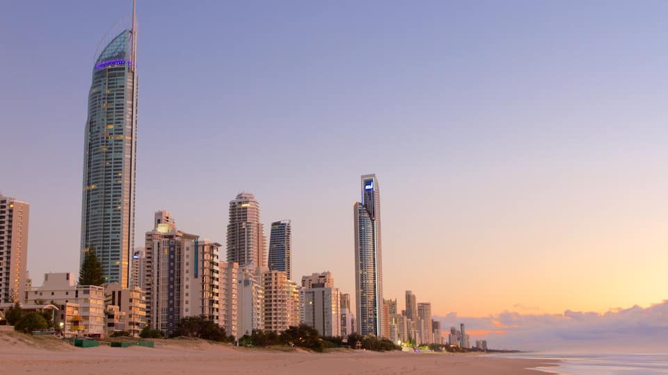 Surfers Paradise presenterar en solnedgång, en stad och en strand