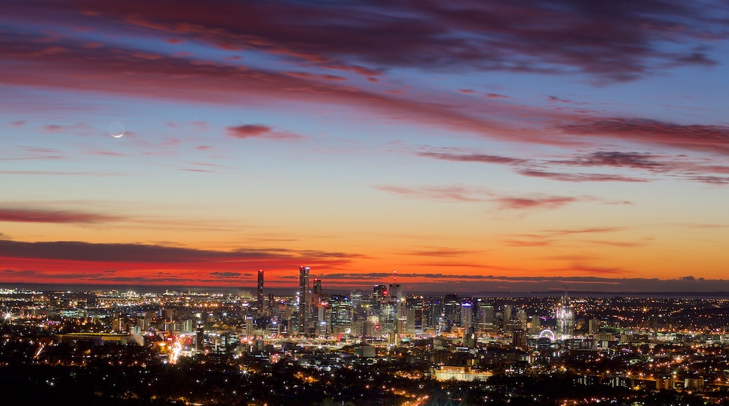 Mount Coot-Tha welches beinhaltet Sonnenuntergang, bei Nacht und Stadt