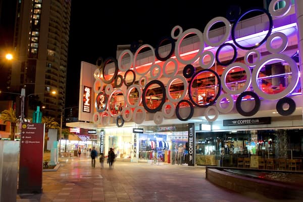 Cavill Avenue montrant shopping, scĂšnes de nuit et ville
