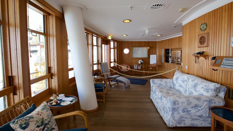 Royal Yacht Britannia mostrando vista interna y botes