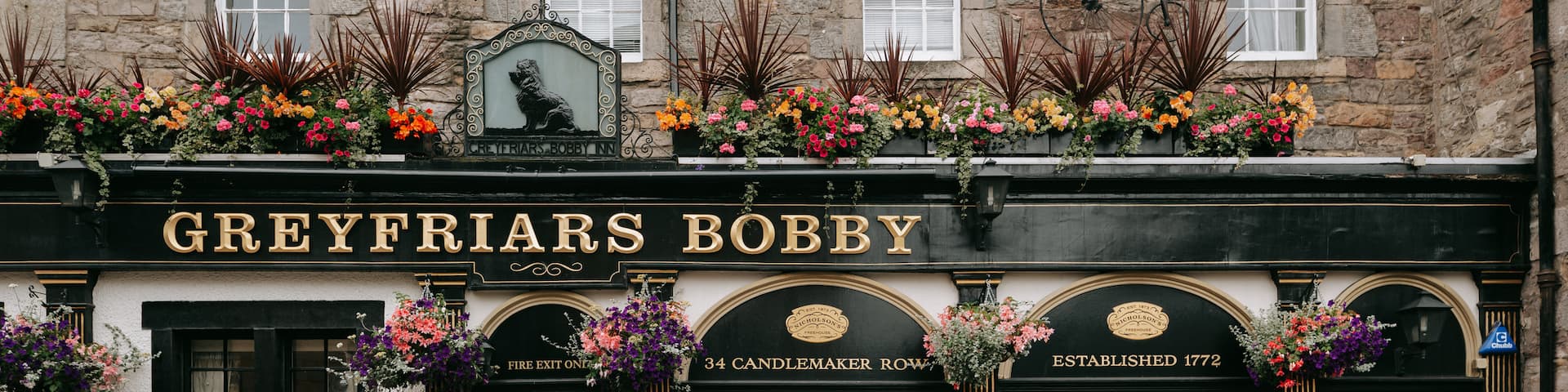 Edinburgh welches beinhaltet StraĂenszenen sowie kleine Menschengruppe