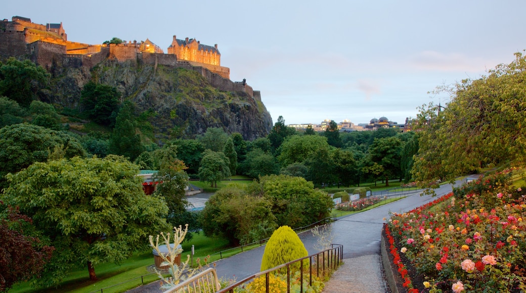 Castillo de Edimburgo que incluye un parque
