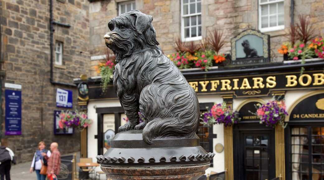 Estatua del perro Greyfriar\'s Bobby ofreciendo escenas urbanas y arte al aire libre