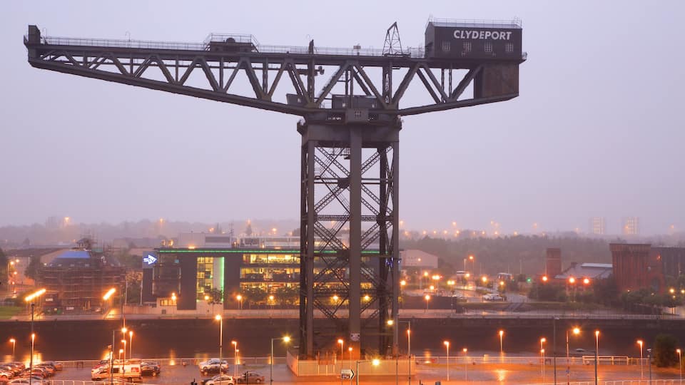 Alrededores de Glasgow ofreciendo escenas nocturnas, una ciudad y niebla