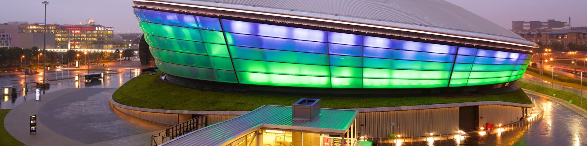 Salle omnisports SSE Hydro qui includes scènes de nuit et brume ou brouillard