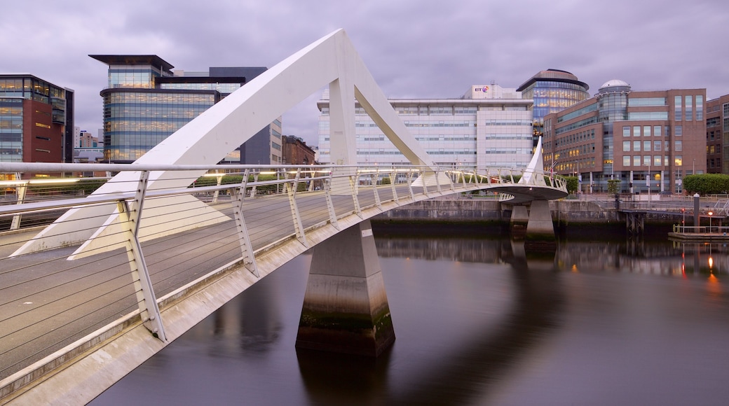 Glasgow joka esittää joki tai puro, kaupunki ja silta