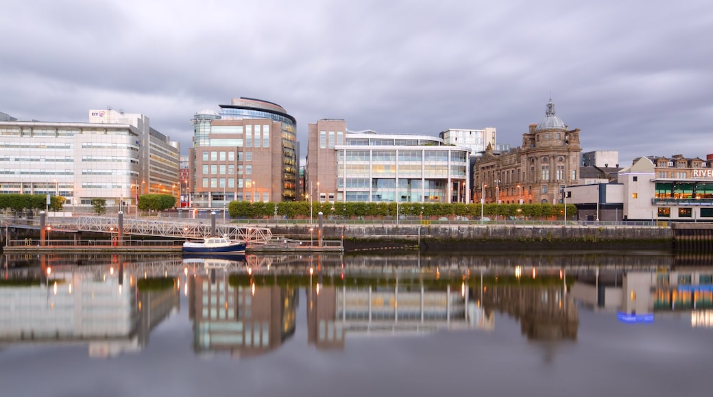 Glasgow mit einem Stadt und Fluss oder Bach