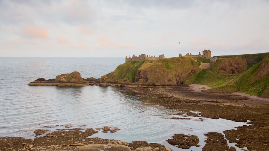 Dunnottar Slot som omfatter klippekystlinje