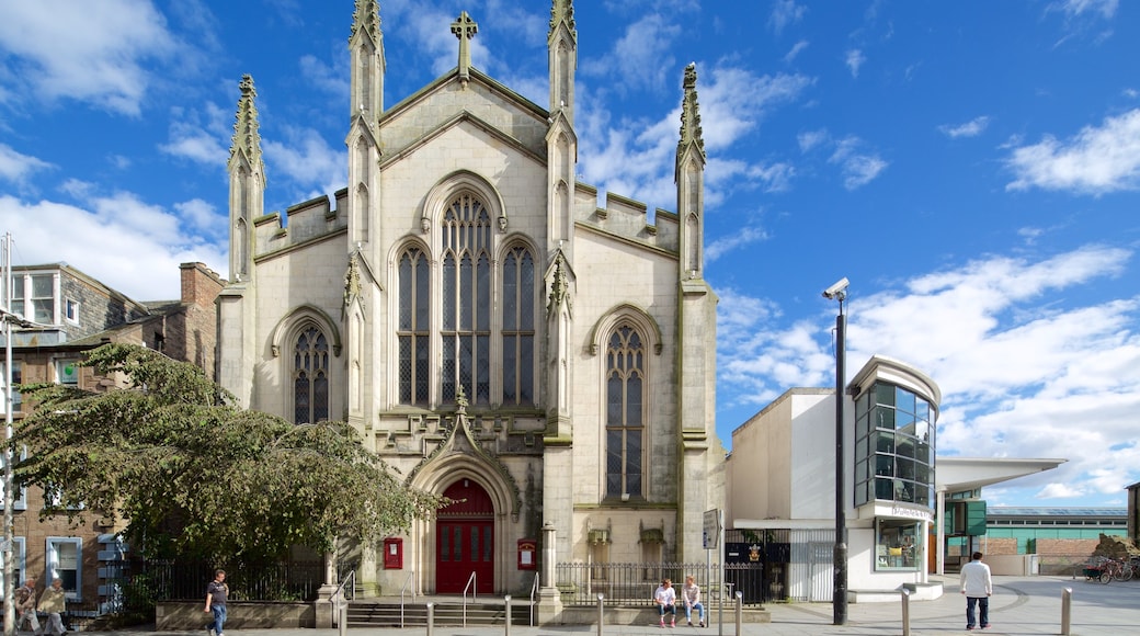 Dundee presenterar gatuliv, en kyrka eller katedral och historiska element