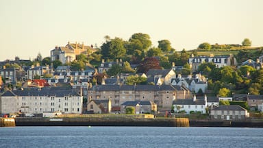 Dundee presenterar en å eller flod och en liten stad eller by