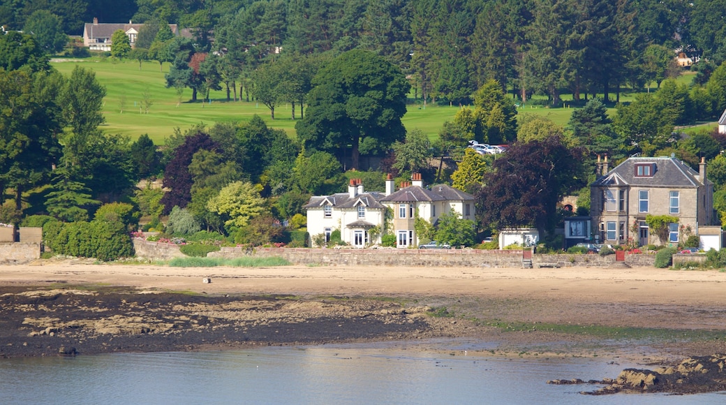 Aberdour som visar en kuststad, klippig kustlinje och en strand