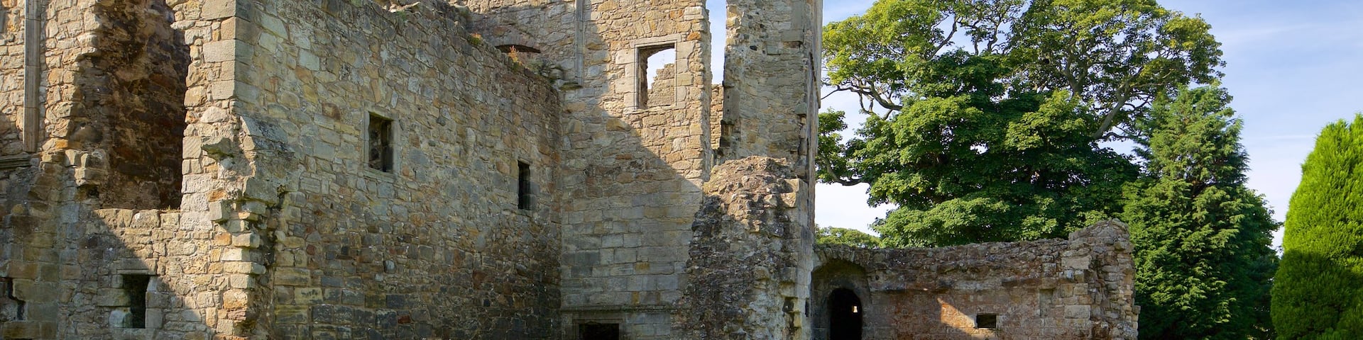 Aberdour Castle showing a castle, building ruins and heritage elements