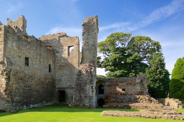 Aberdour Castle presenterar ruiner, historiska element och chateau eller palats