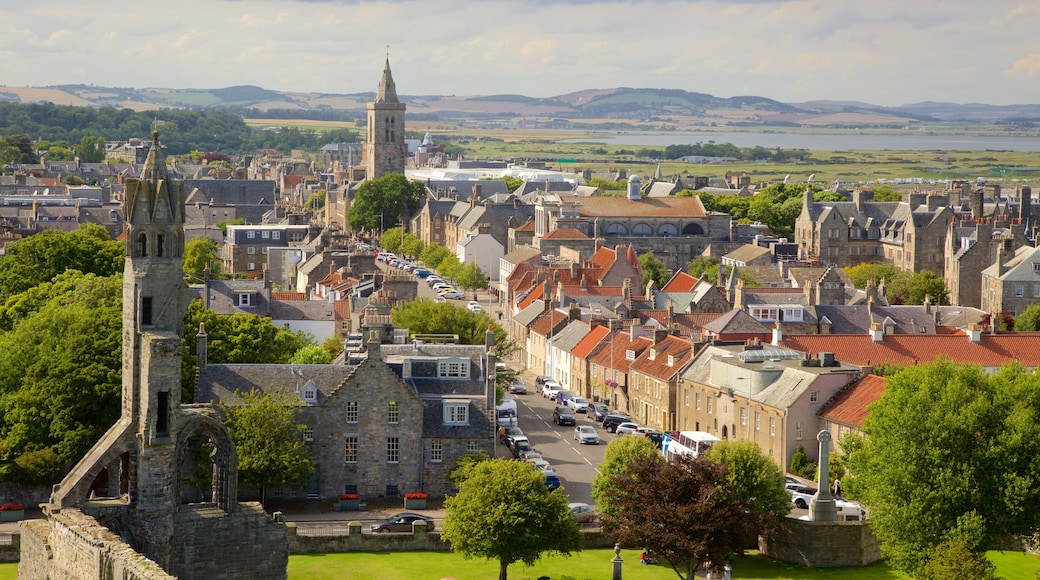 Catredral de St. Andrews que incluye vistas de paisajes y una ciudad