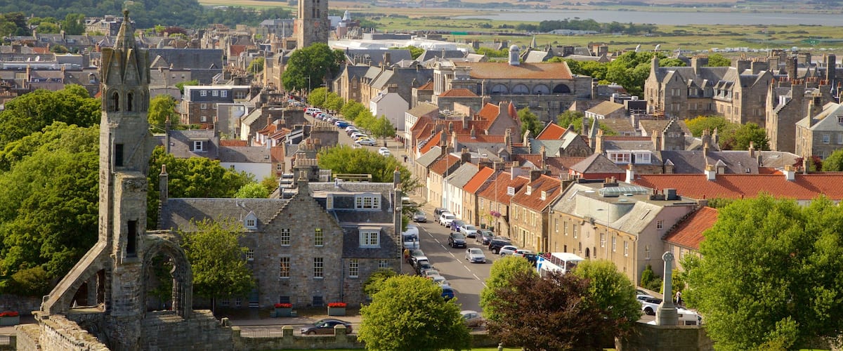 Catredral de St. Andrews que incluye vistas de paisajes y una ciudad
