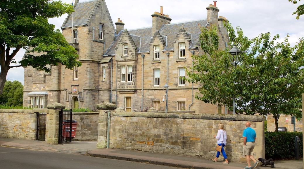 University of St. Andrews ofreciendo imágenes de calles, una casa y elementos patrimoniales