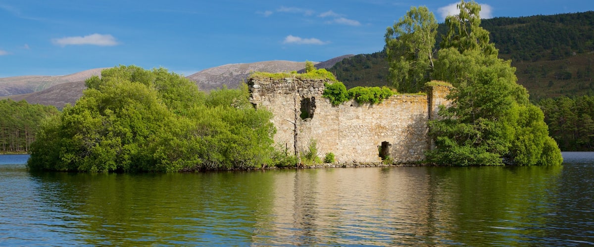 Loch an Eilein mostrando un río o arroyo, imágenes de una isla y elementos del patrimonio