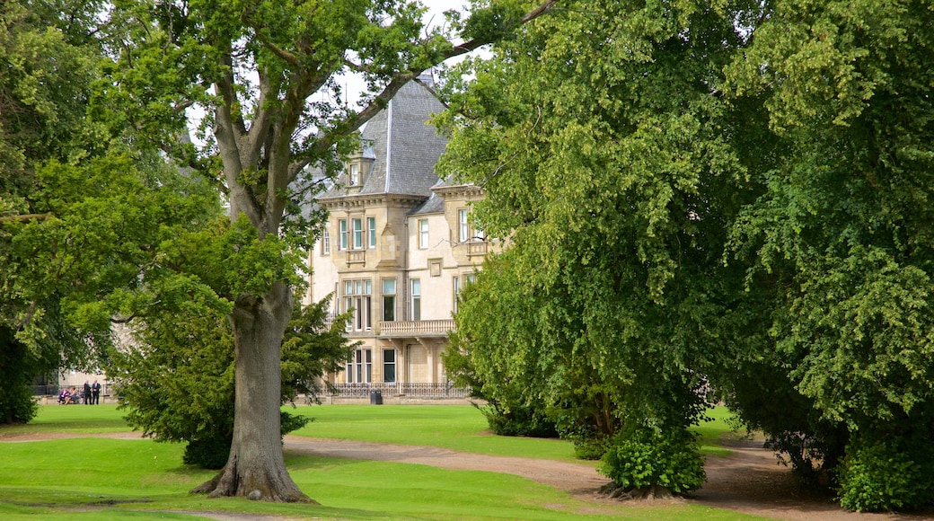 Callendar House which includes a garden