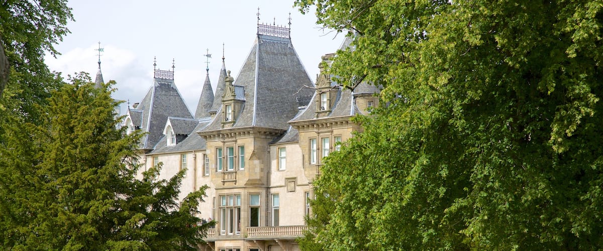 Callendar House which includes chateau or palace and heritage elements