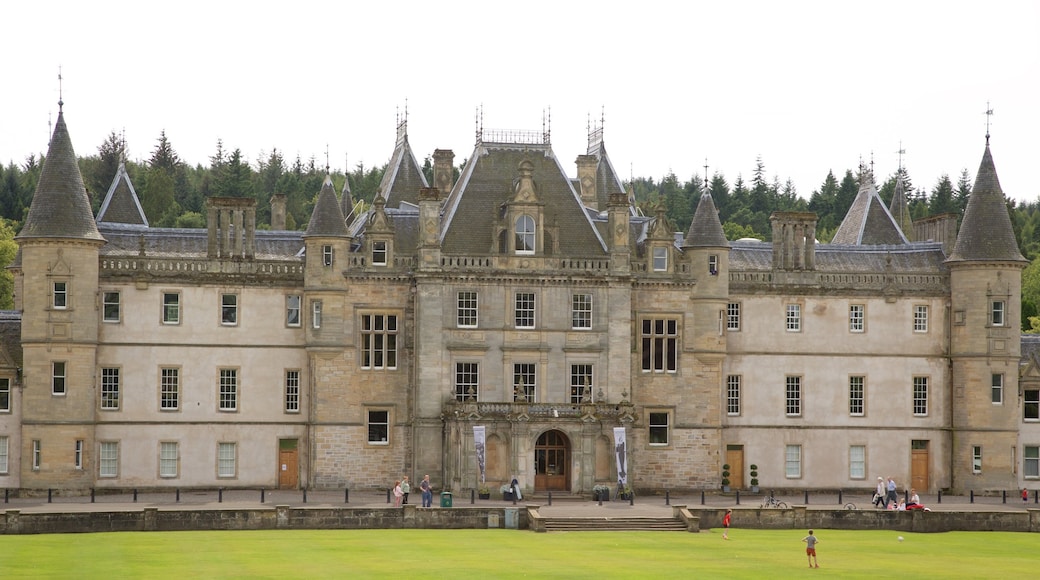 Callendar House showing chateau or palace and heritage elements