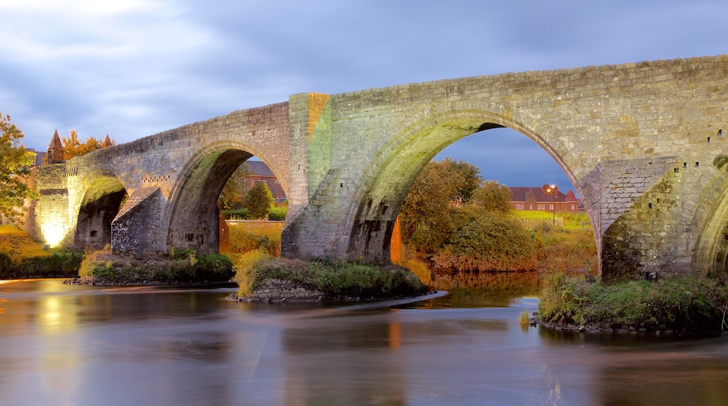 Stirling mostrando un río o arroyo, un puente y elementos patrimoniales