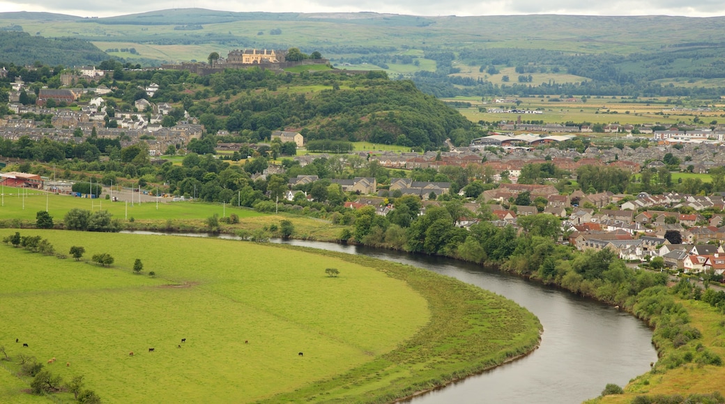 Stirling toont landschappen, een rivier of beek en een klein stadje of dorpje