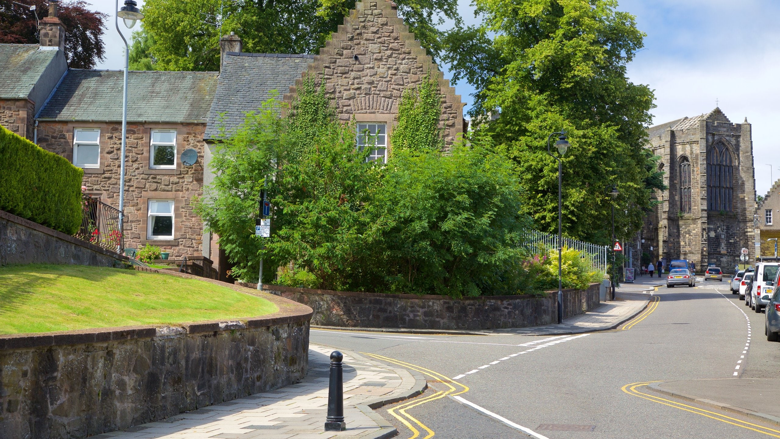 Stirling which includes street scenes