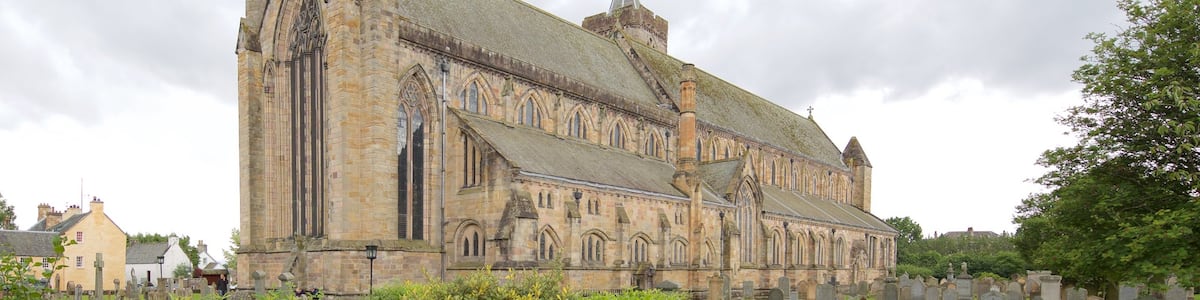 Dunblane Cathedral welches beinhaltet Friedhof und Kirche oder Kathedrale