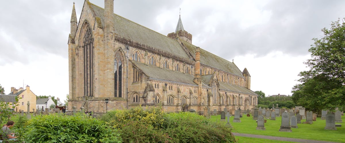 Cathédrale de Dunblane montrant église ou cathédrale et cimetière