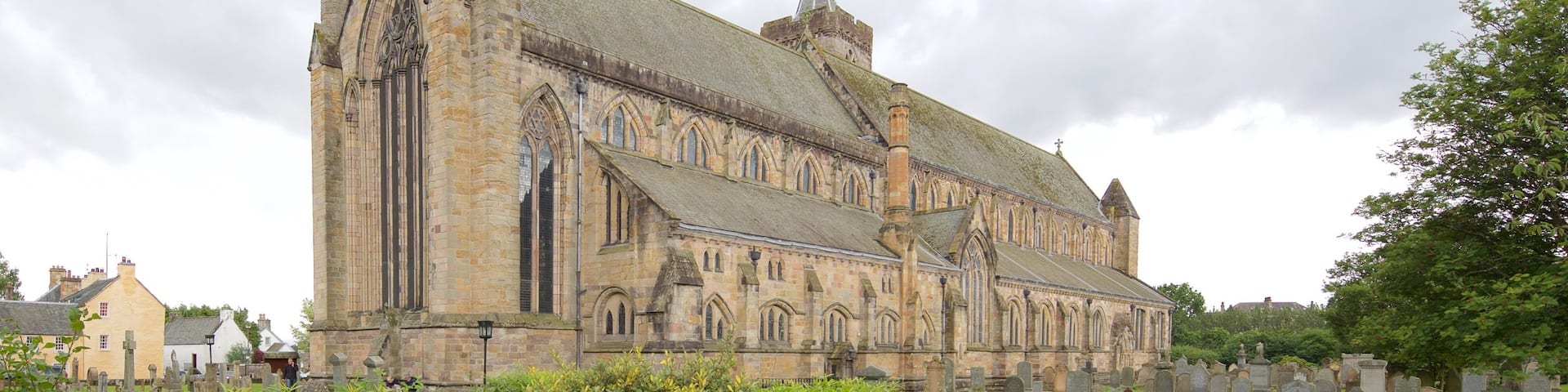 Dunblane Cathedral showing a church or cathedral and a cemetery