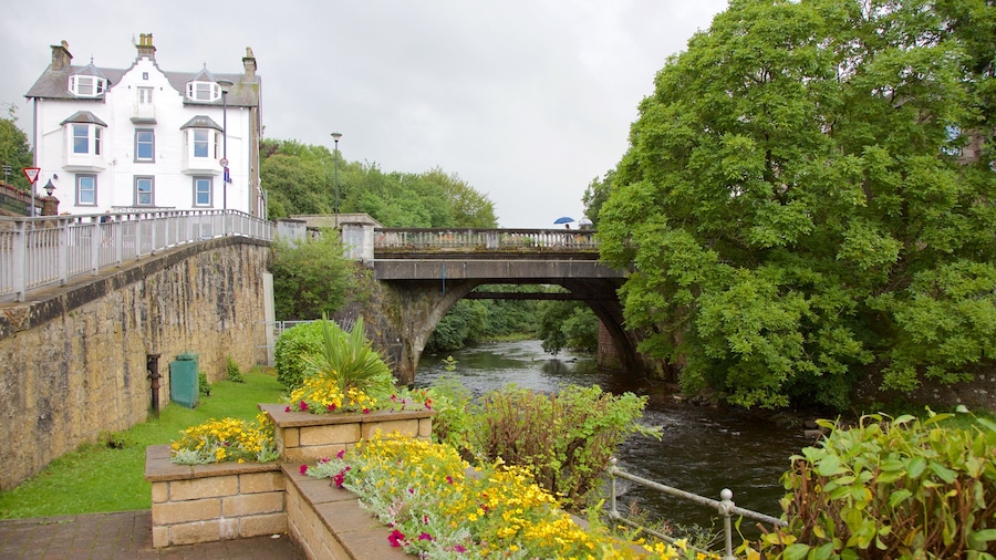 Dunblane que incluye un río o arroyo, un puente y un pueblo