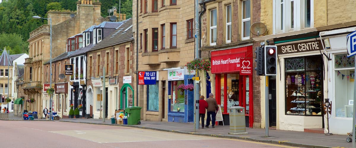 Callander showing street scenes