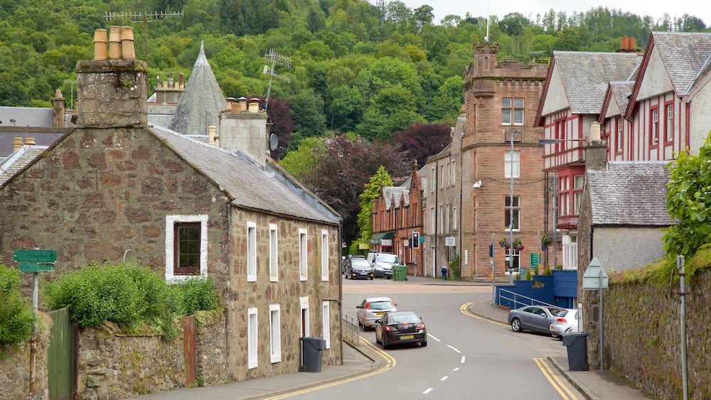 Callander showing street scenes
