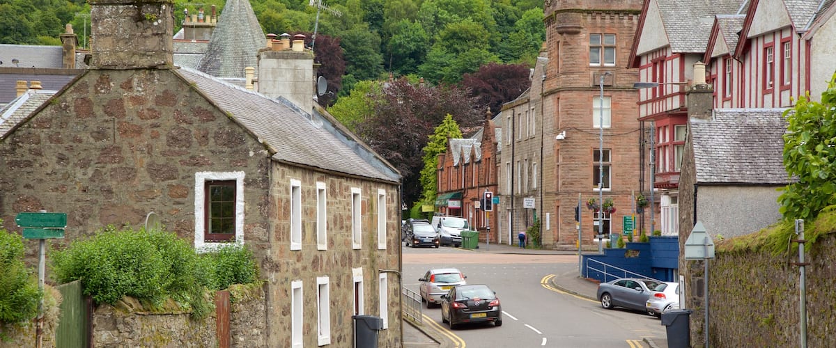 Callander showing street scenes