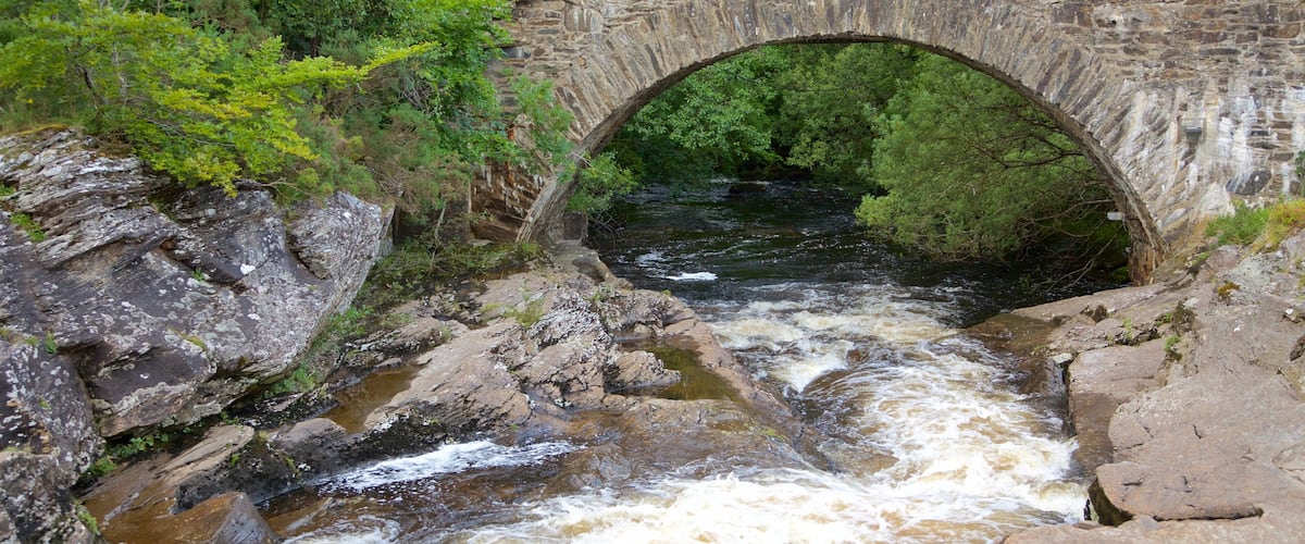 Falls of Dochart mostrando elementos patrimoniales, un río o arroyo y un puente
