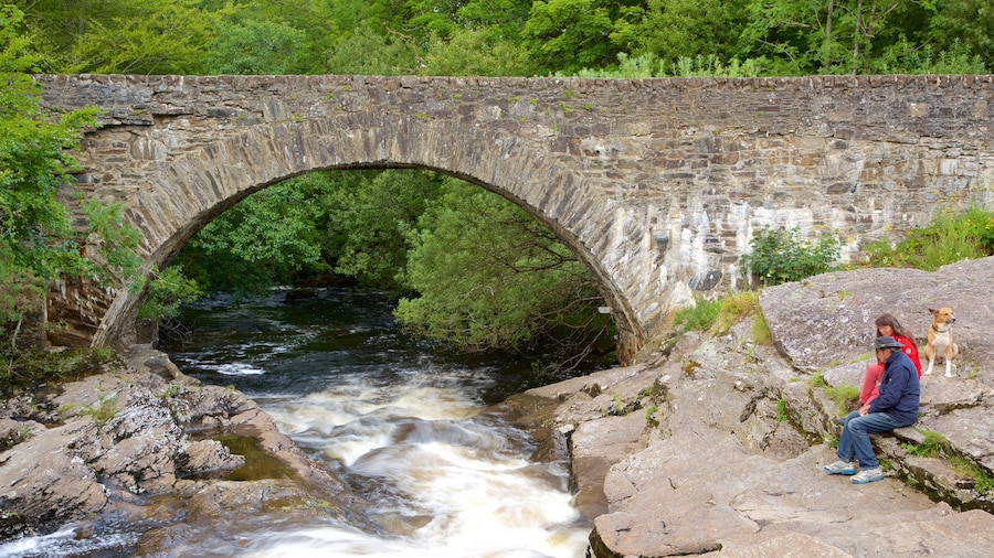 Waterval van Dochart inclusief stroomversnellingen en een brug en ook een klein groepje mensen