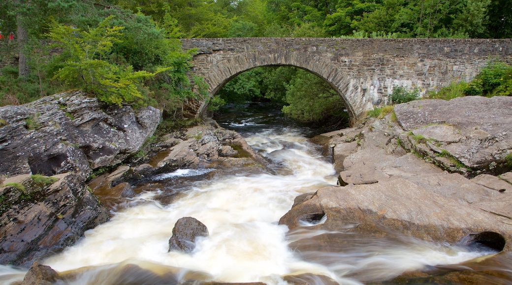 Waterval van Dochart inclusief stroomversnellingen en een brug