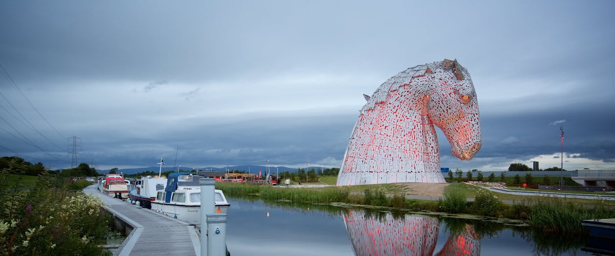 Grangemouth mostrando escenas nocturnas, un río o arroyo y arte al aire libre